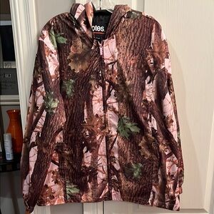 Totes Camouflage Women's lightweight Jacket. Size Large